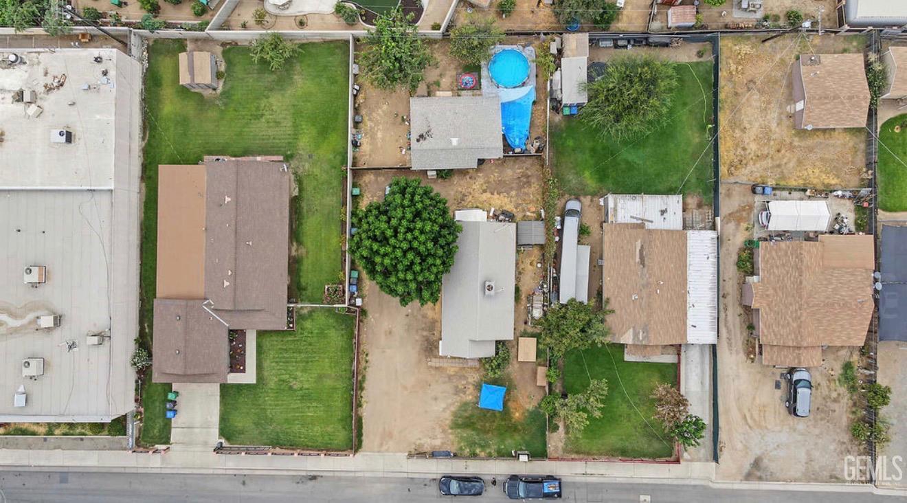 Single Family Residence in Shafter, photo 4 of 17