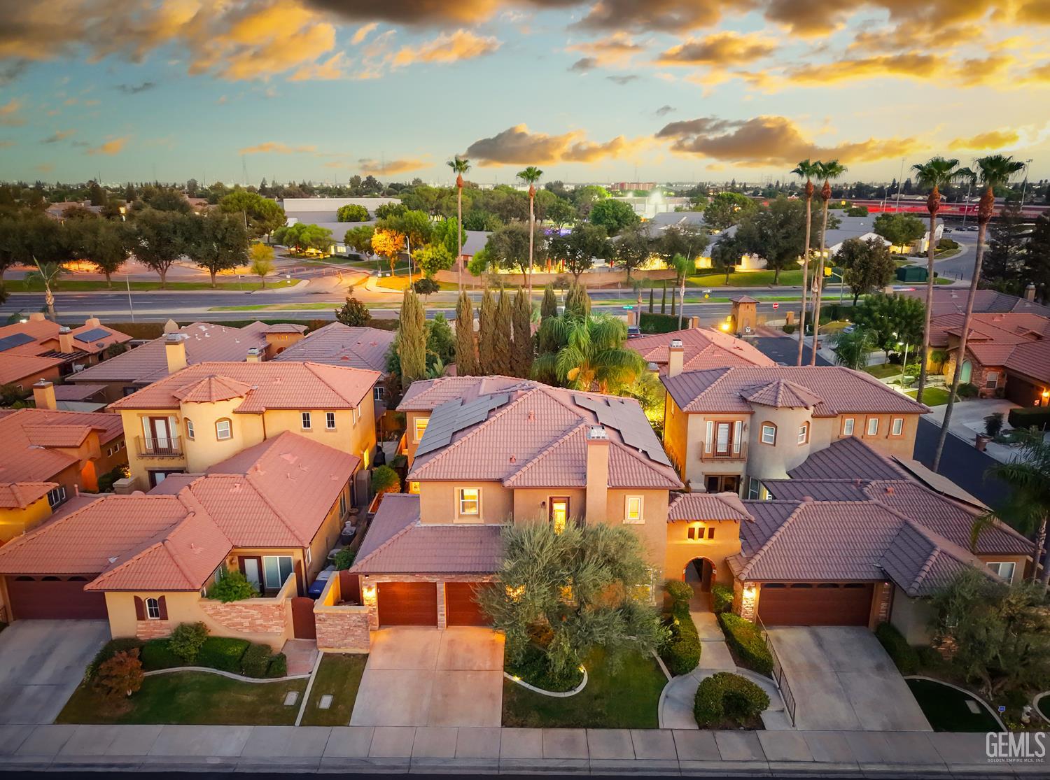 Single Family Residence in Bakersfield, photo 3 of 40