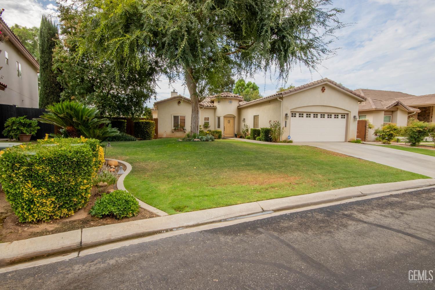 Single Family Residence in Bakersfield, photo 3 of 48