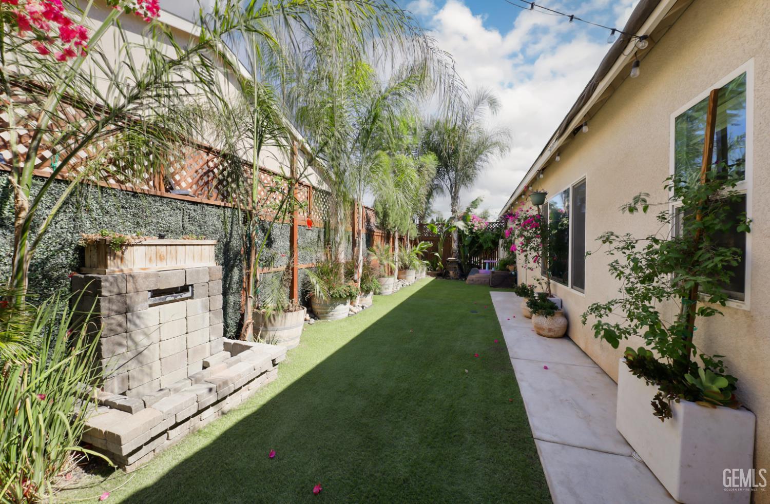Single Family Residence in Shafter