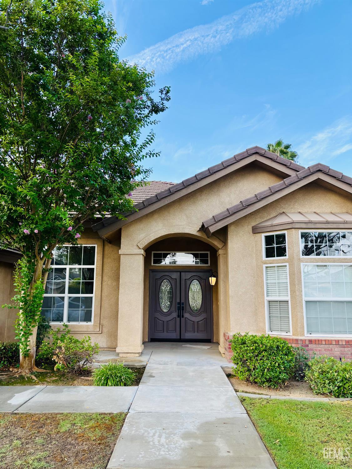 Single Family Residence in Bakersfield, photo 2 of 20