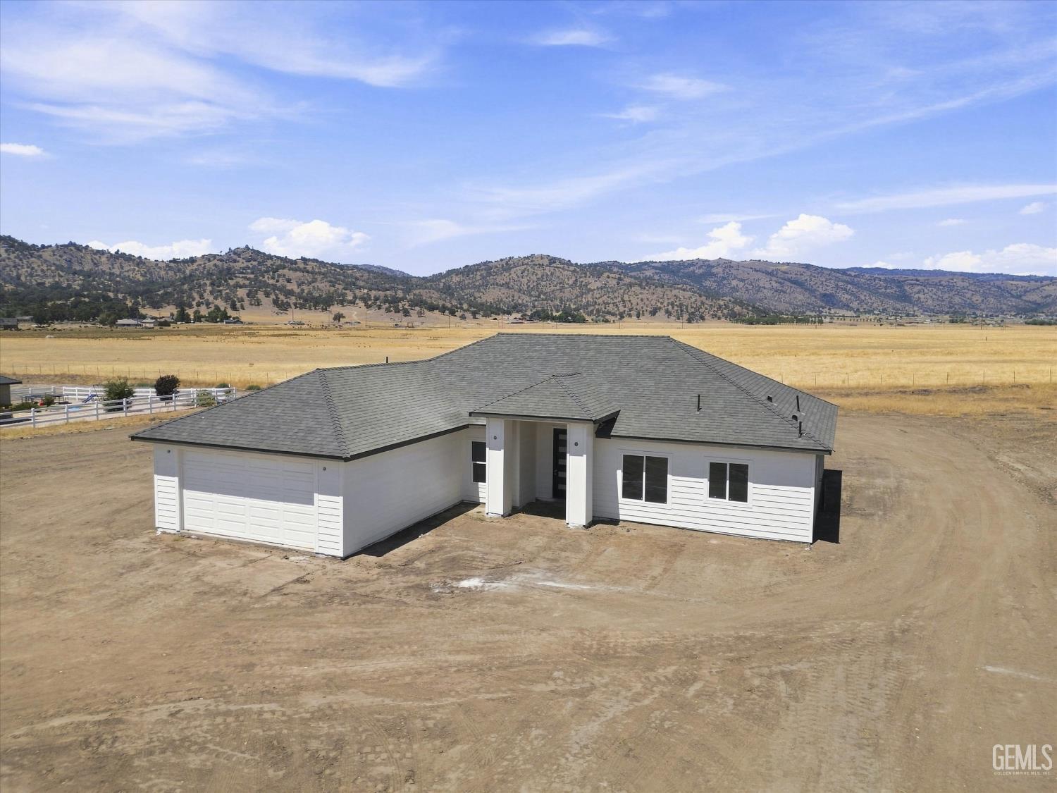 Single Family Residence in Tehachapi, photo 3 of 14