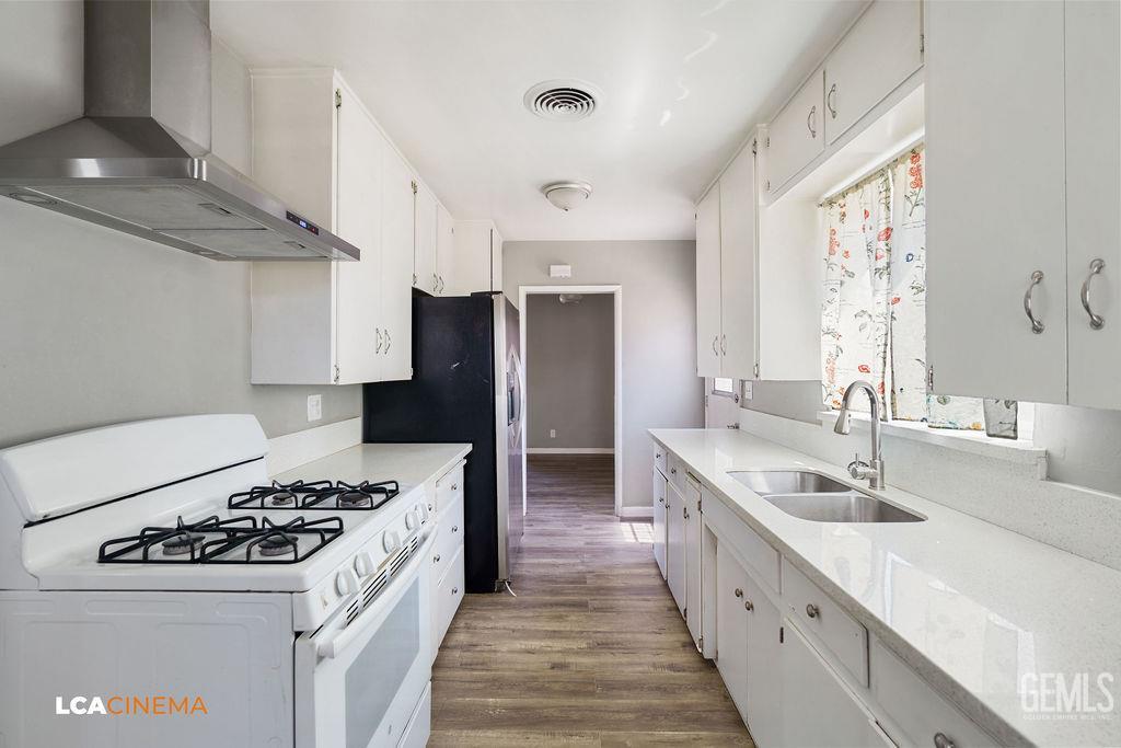 Single Family Residence in Bakersfield, photo 5 of 24