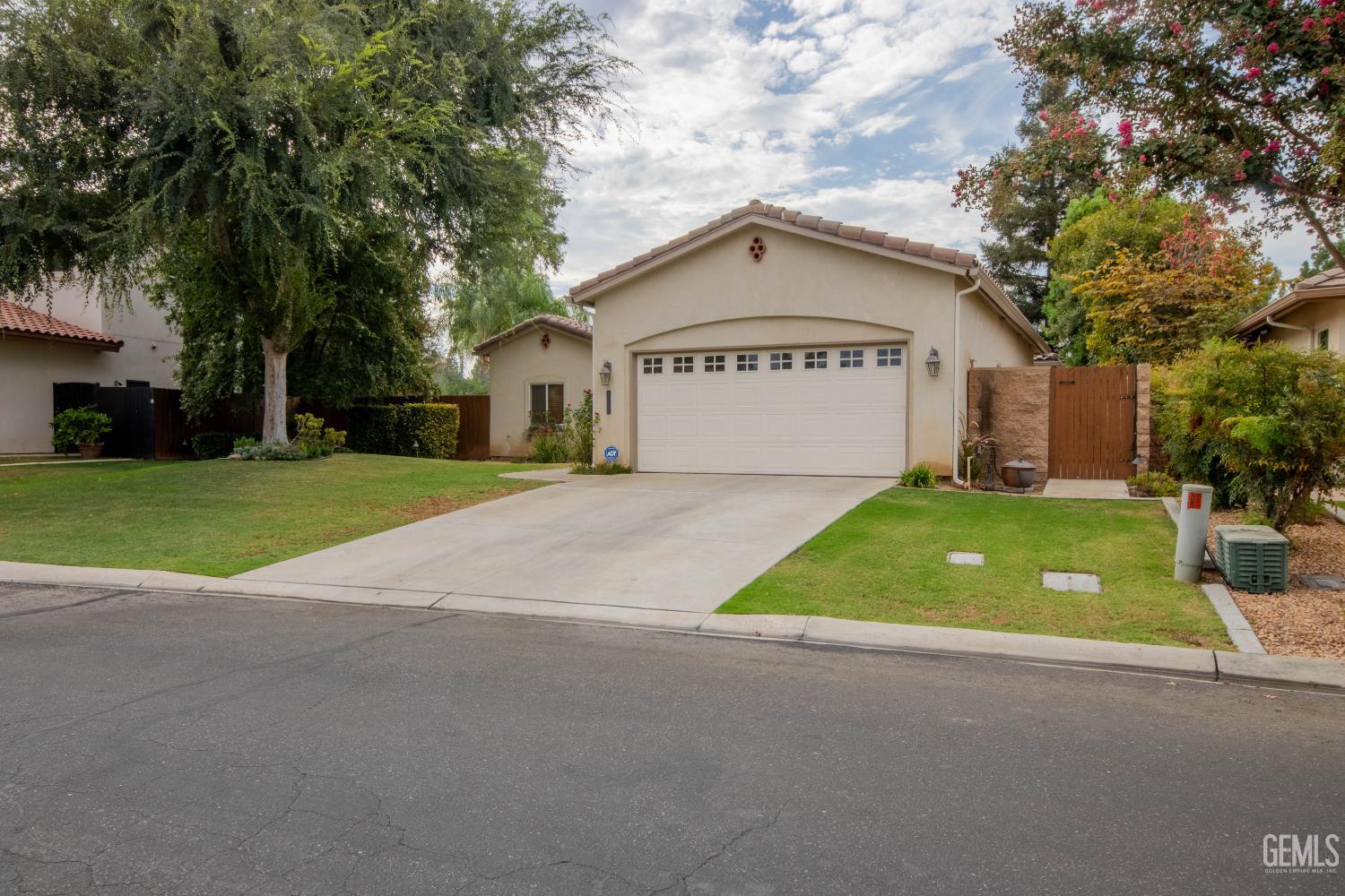Single Family Residence in Bakersfield, photo 4 of 48