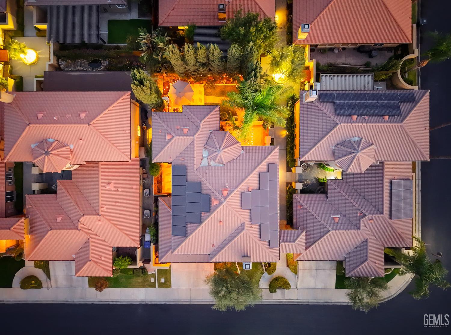 Single Family Residence in Bakersfield, photo 2 of 40