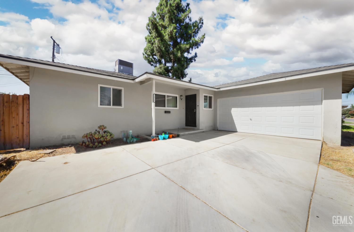 Single Family Residence in Bakersfield, photo 3 of 23