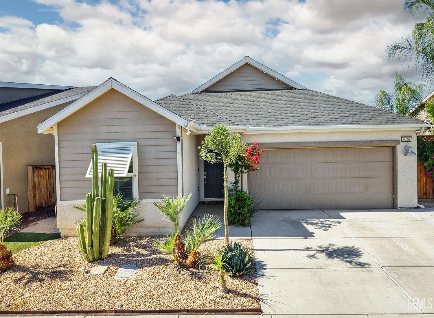 Single Family Residence in Shafter, photo 3 of 36