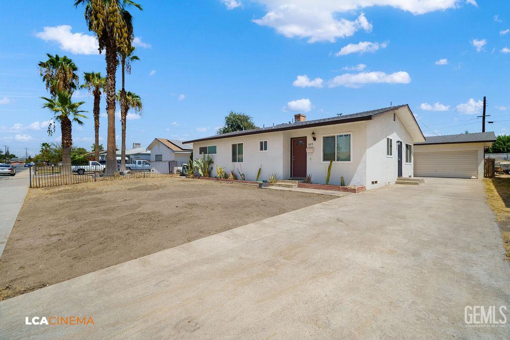 Single Family Residence in Bakersfield, photo 4 of 24