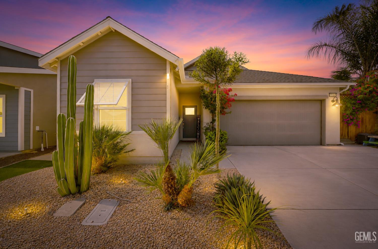 Single Family Residence in Shafter, photo 2 of 36