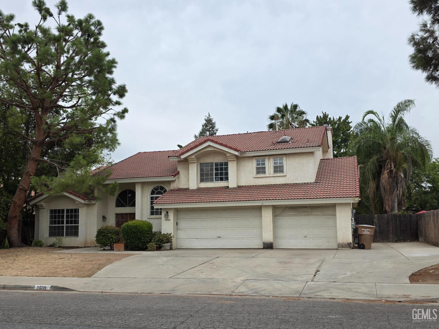 Single Family Residence in Bakersfield, photo 2 of 4