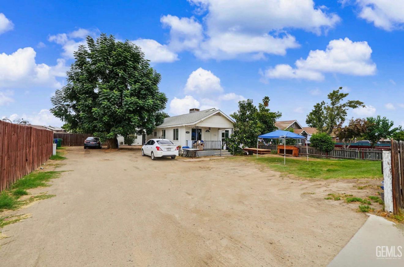 Single Family Residence in Shafter, photo 3 of 17