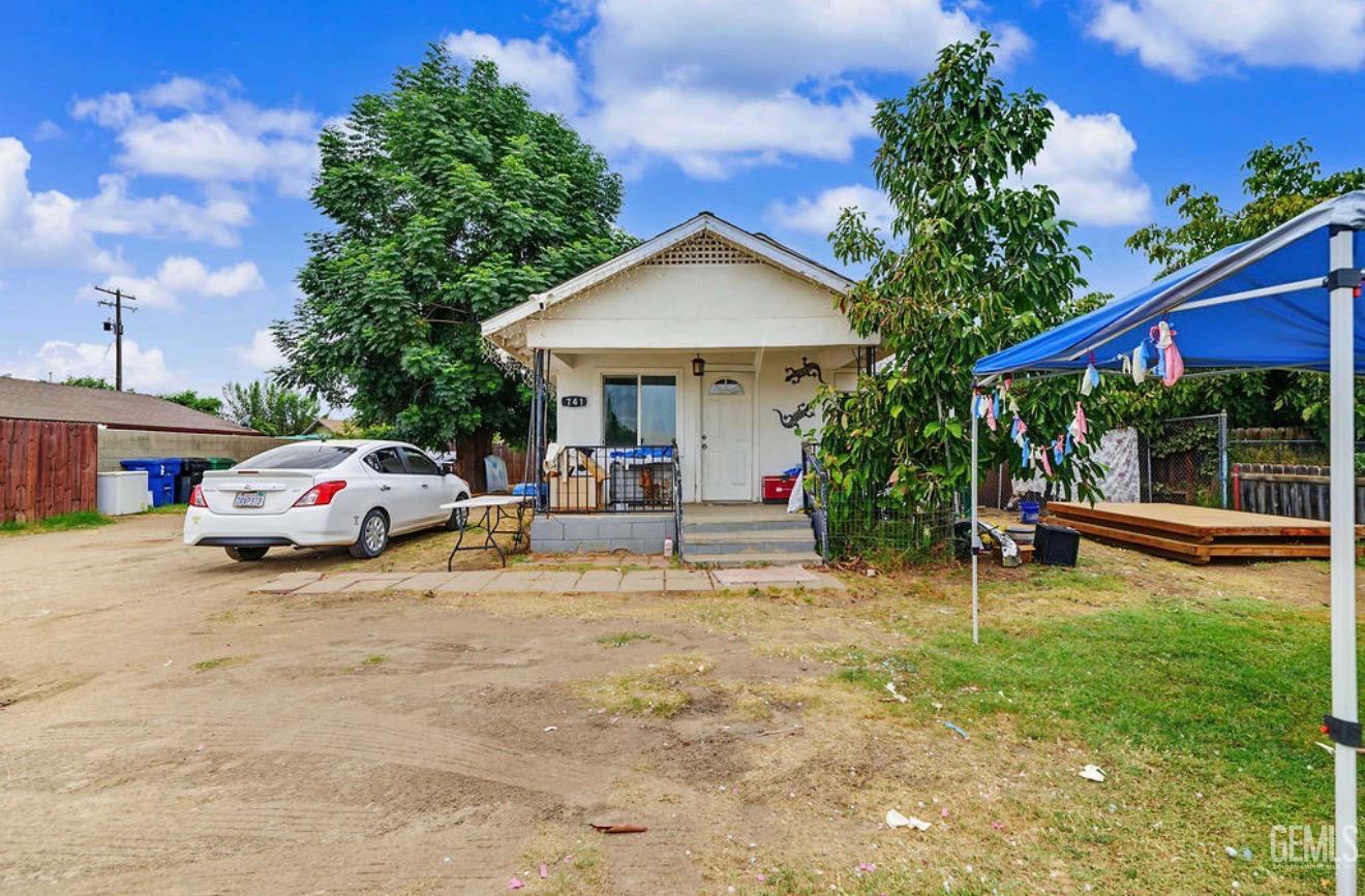 Single Family Residence in Shafter, photo 5 of 17