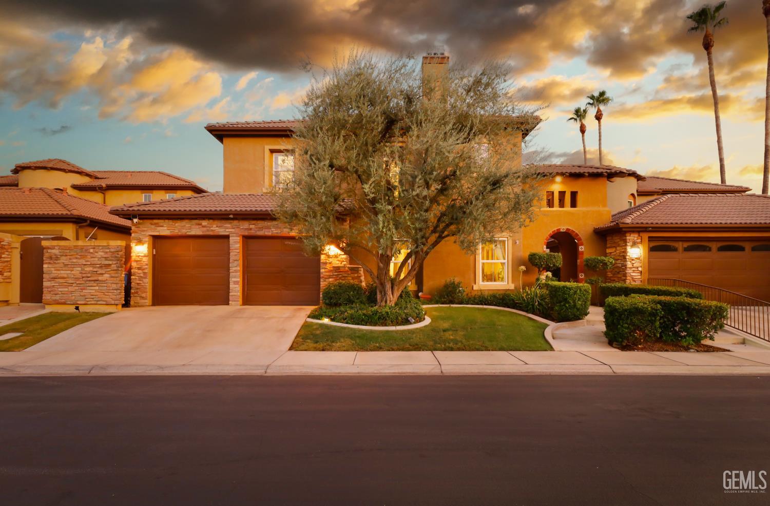 Single Family Residence in Bakersfield, photo 5 of 40