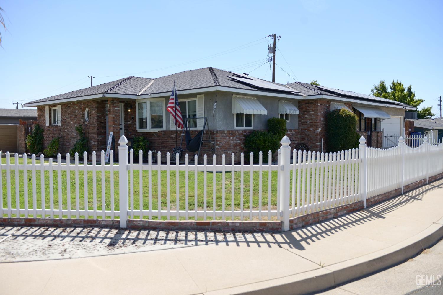 Single Family Residence in Bakersfield, photo 4 of 20