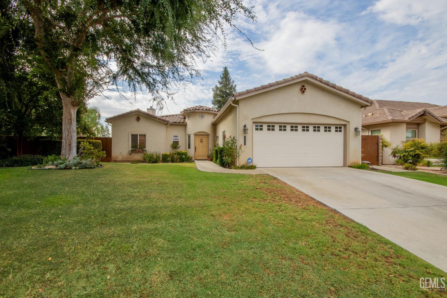 Single Family Residence in Bakersfield, photo 2 of 48