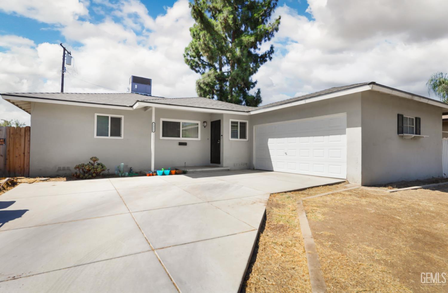 Single Family Residence in Bakersfield, photo 2 of 23