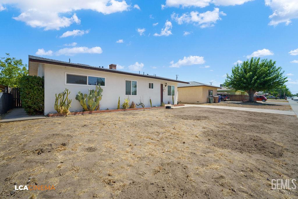 Single Family Residence in Bakersfield, photo 3 of 24