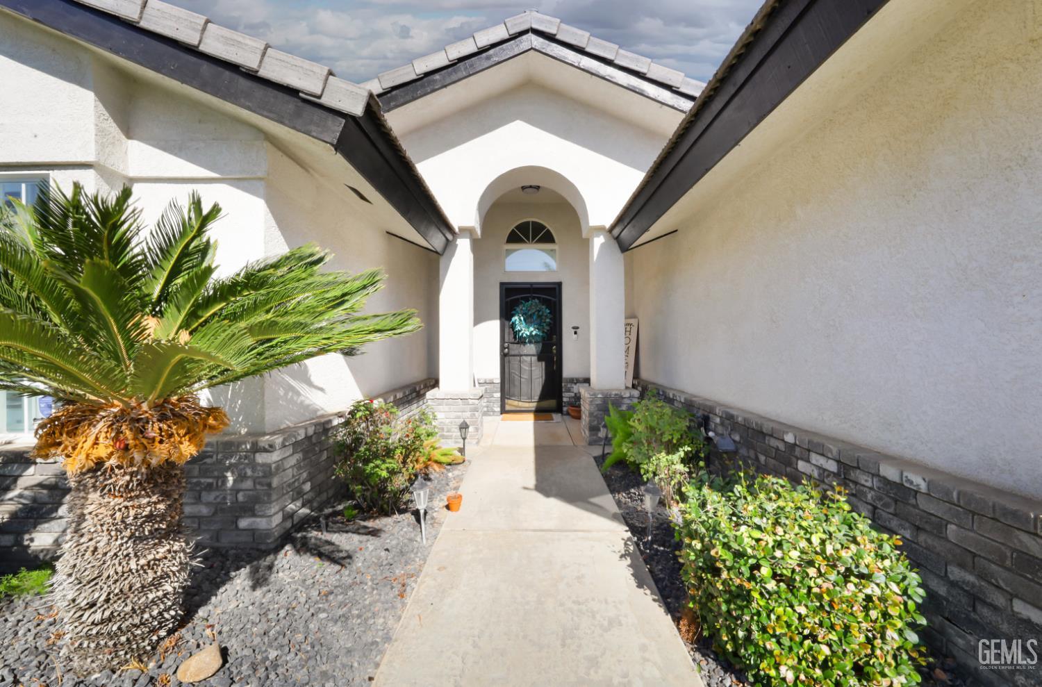 Single Family Residence in Bakersfield, photo 2 of 39