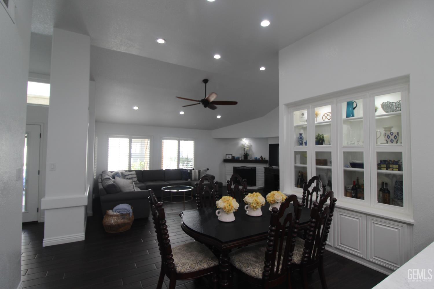 Single Family Residence in Bakersfield, photo 3 of 5