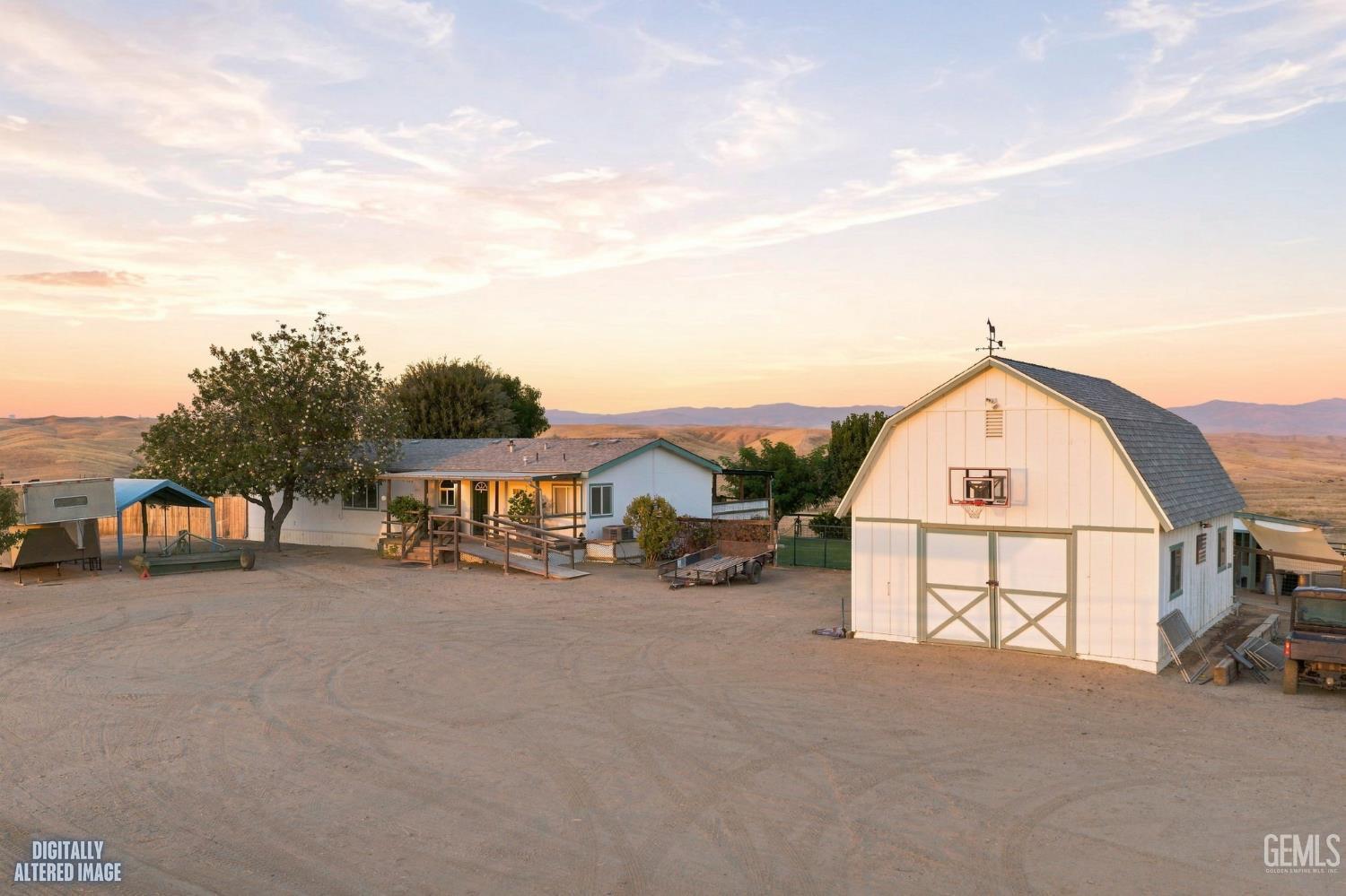 Manufactured Home in Bakersfield, photo 3 of 20