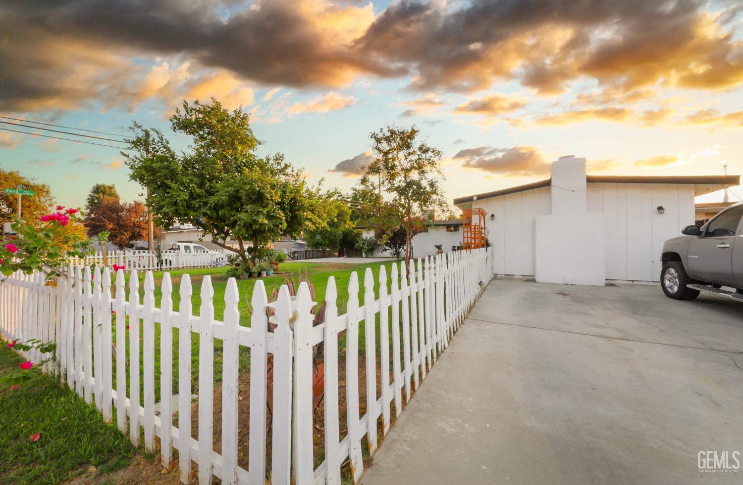 Single Family Residence in Bakersfield, photo 4 of 25