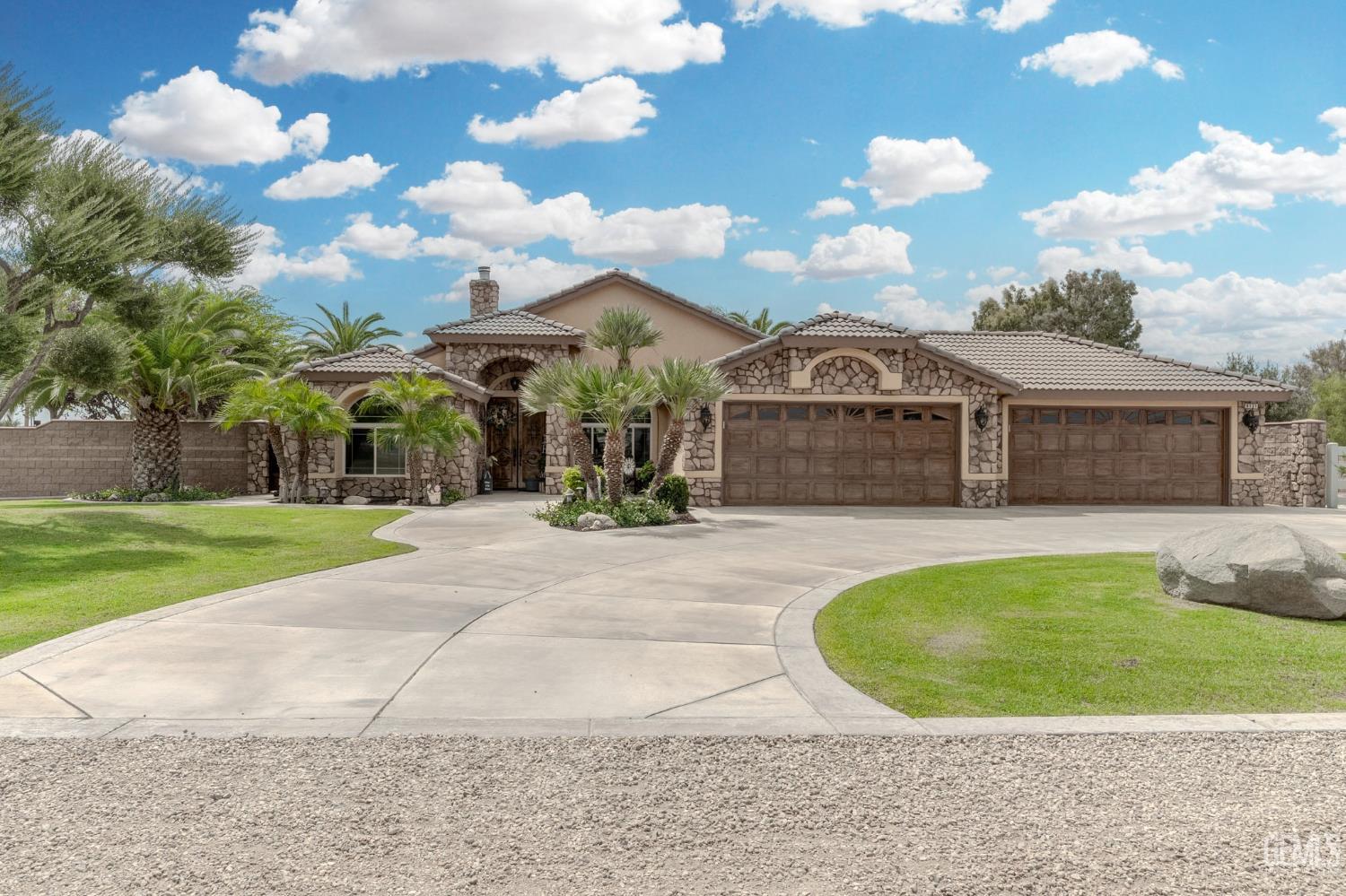 Single Family Residence in Bakersfield, photo 2 of 75