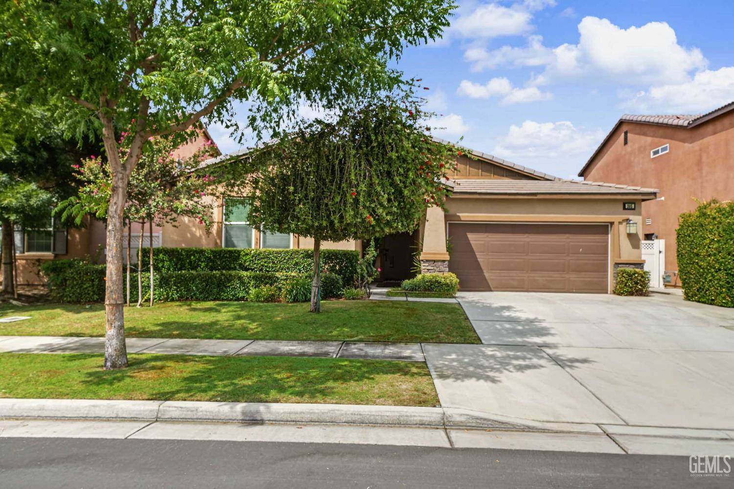 Single Family Residence in Bakersfield, photo 2 of 37