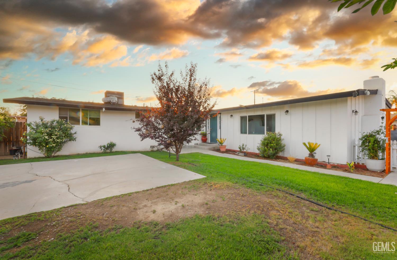 Single Family Residence in Bakersfield, photo 5 of 25