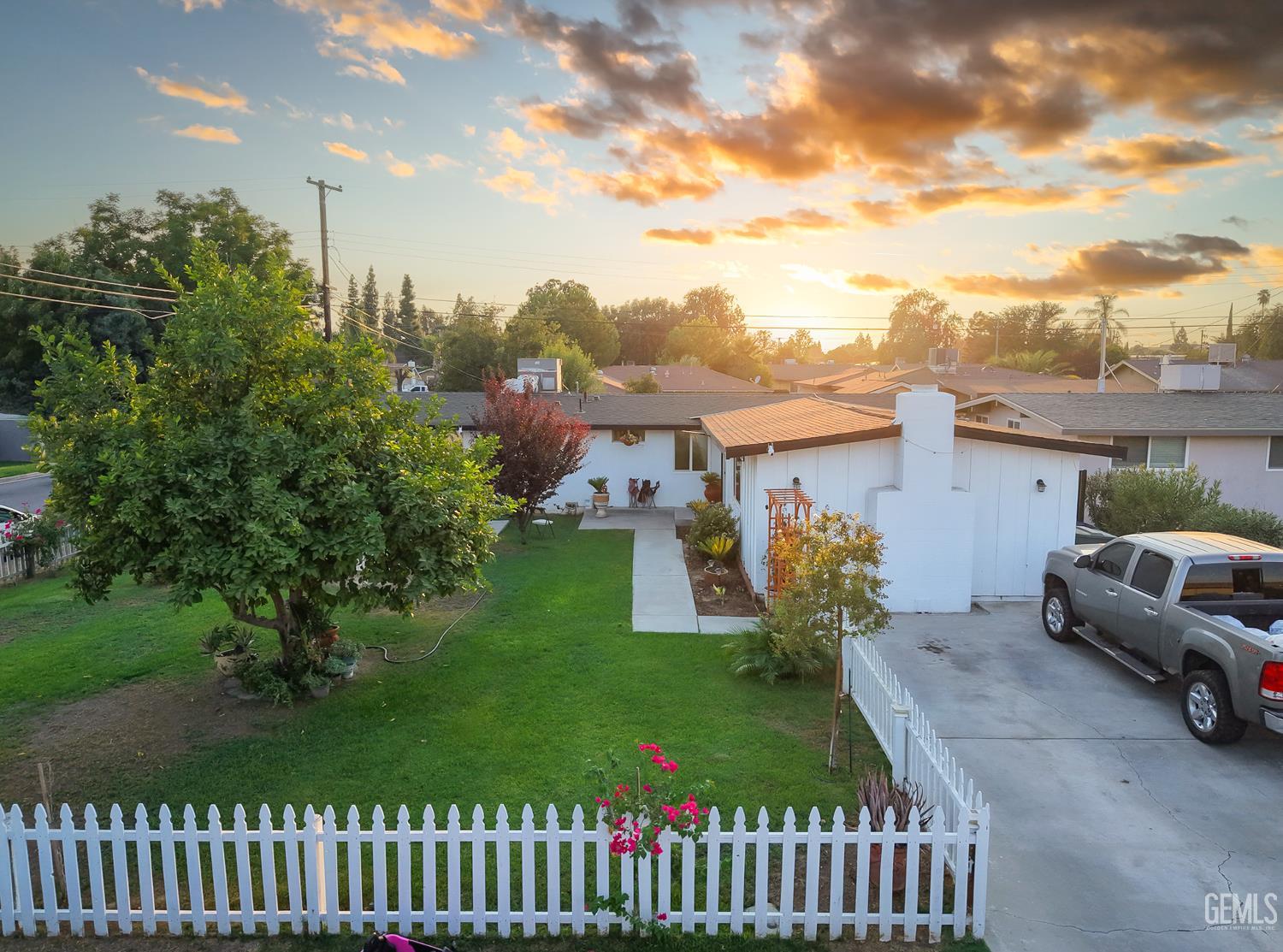 Single Family Residence in Bakersfield, photo 3 of 25