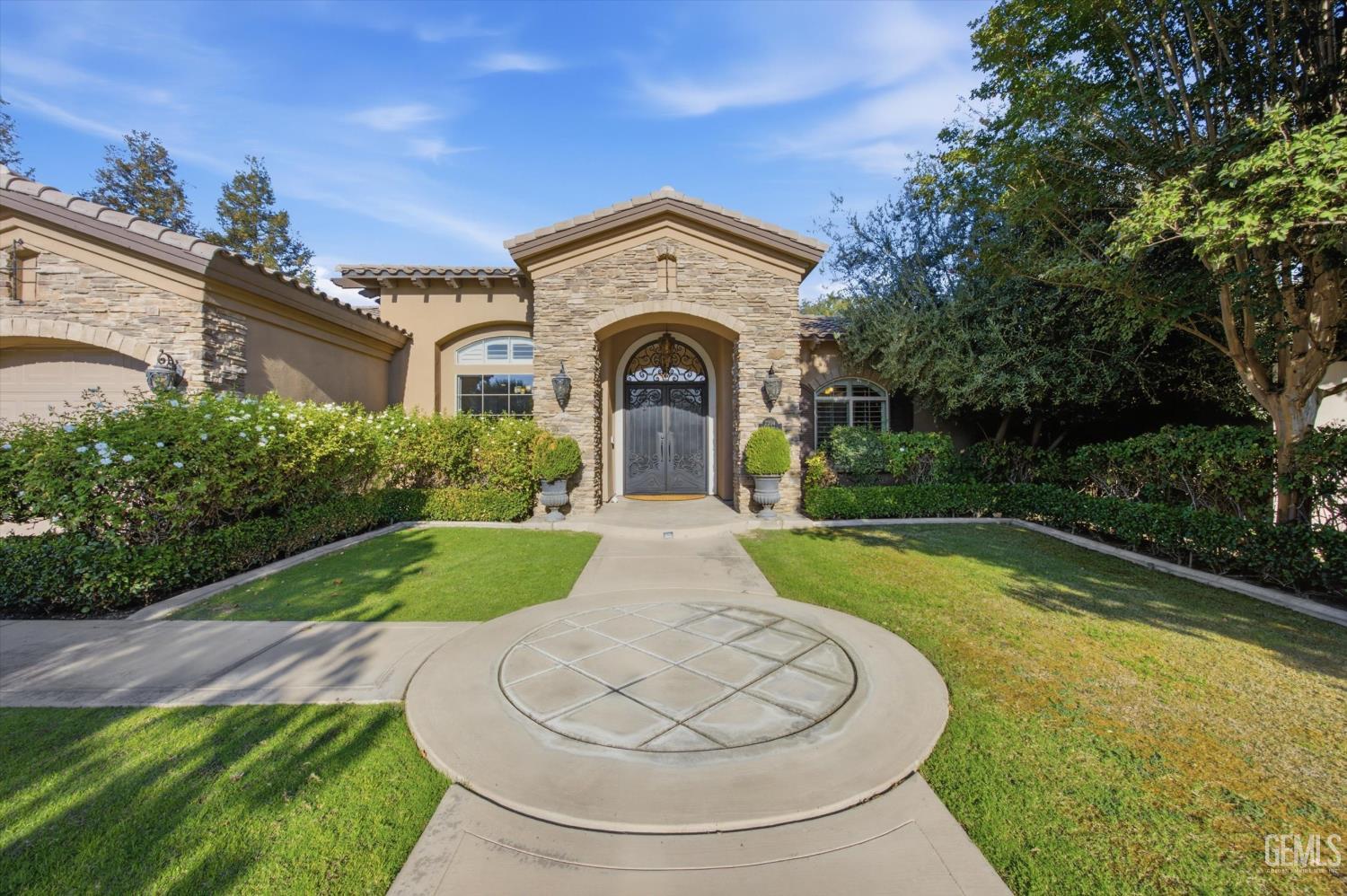 Single Family Residence in Bakersfield, photo 2 of 49