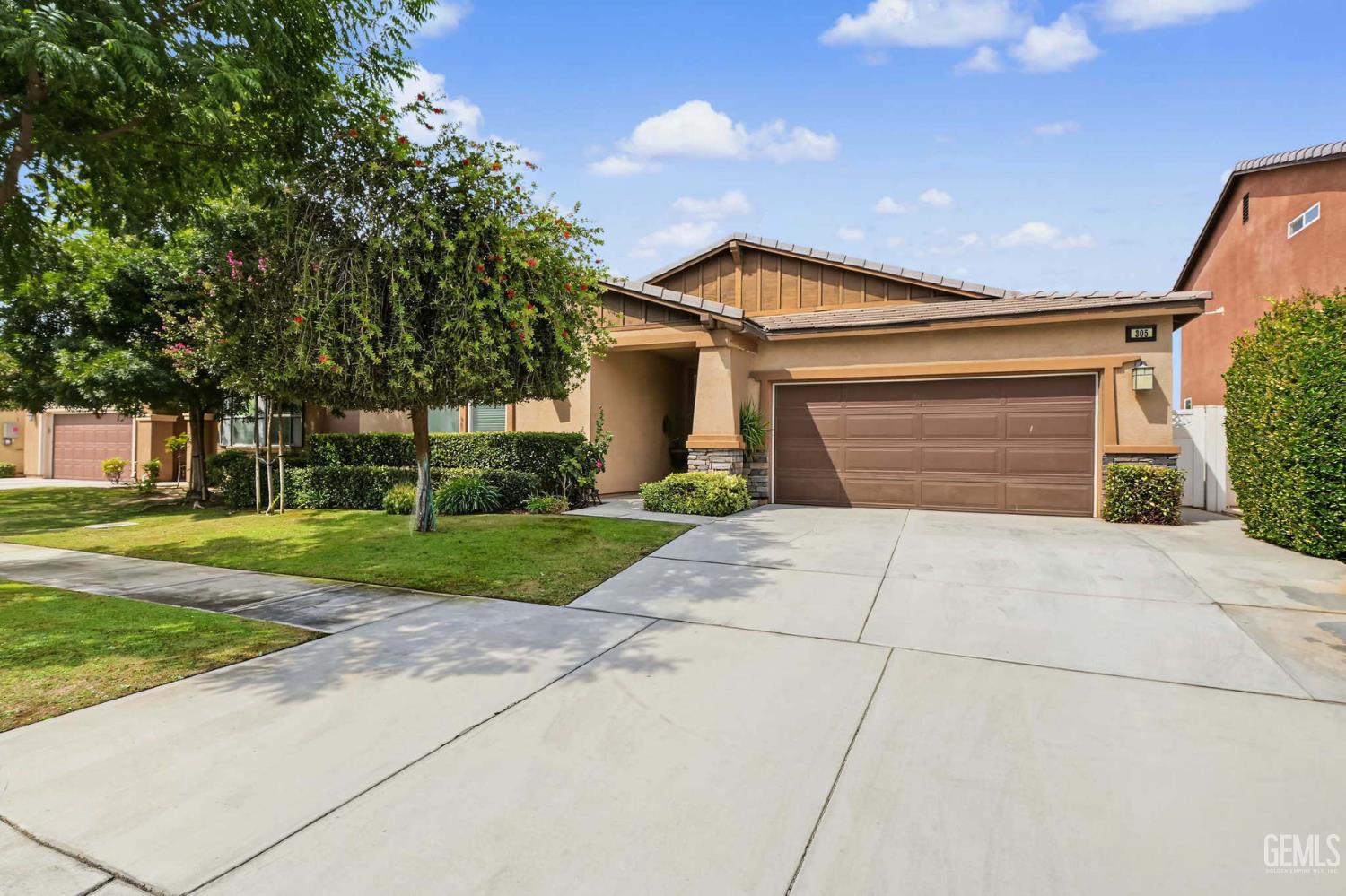 Single Family Residence in Bakersfield, photo 4 of 37