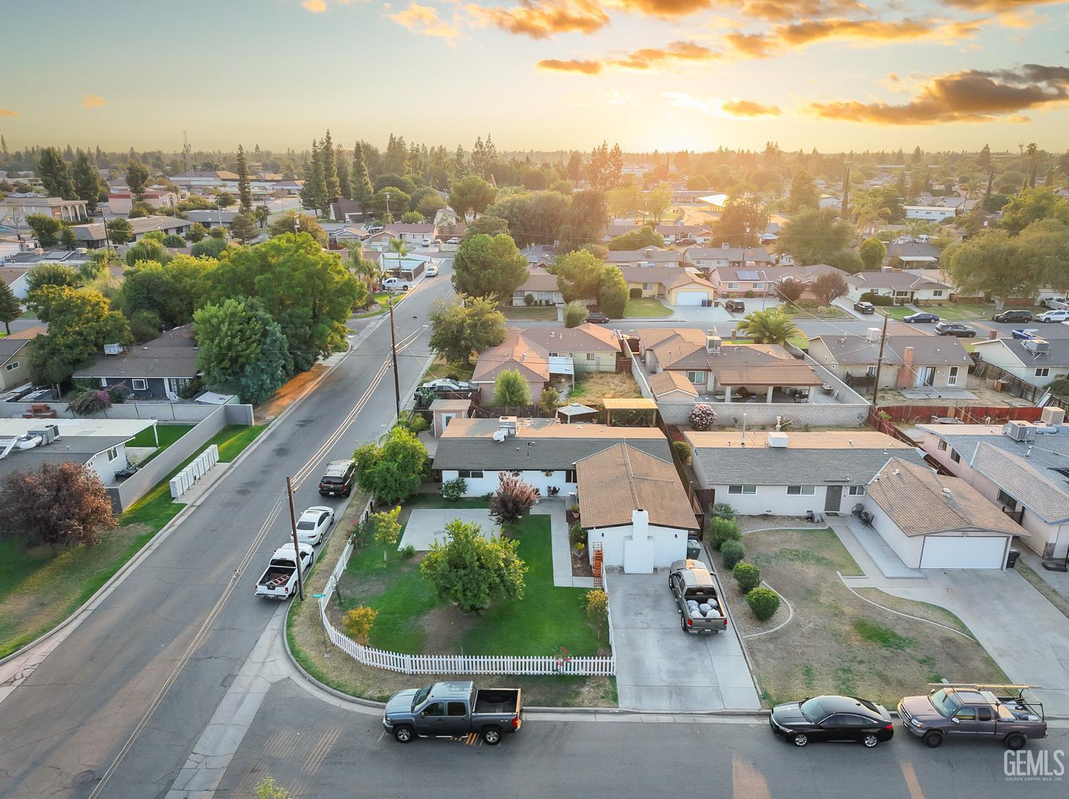 Single Family Residence in Bakersfield, photo 2 of 25