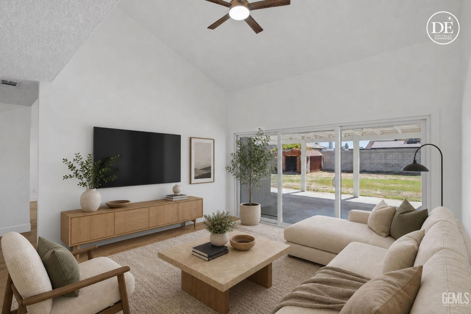 Single Family Residence in Bakersfield, photo 2 of 32