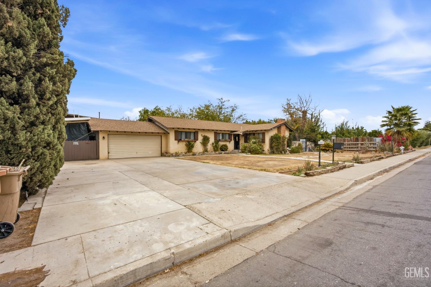 Single Family Residence in Bakersfield, photo 2 of 65