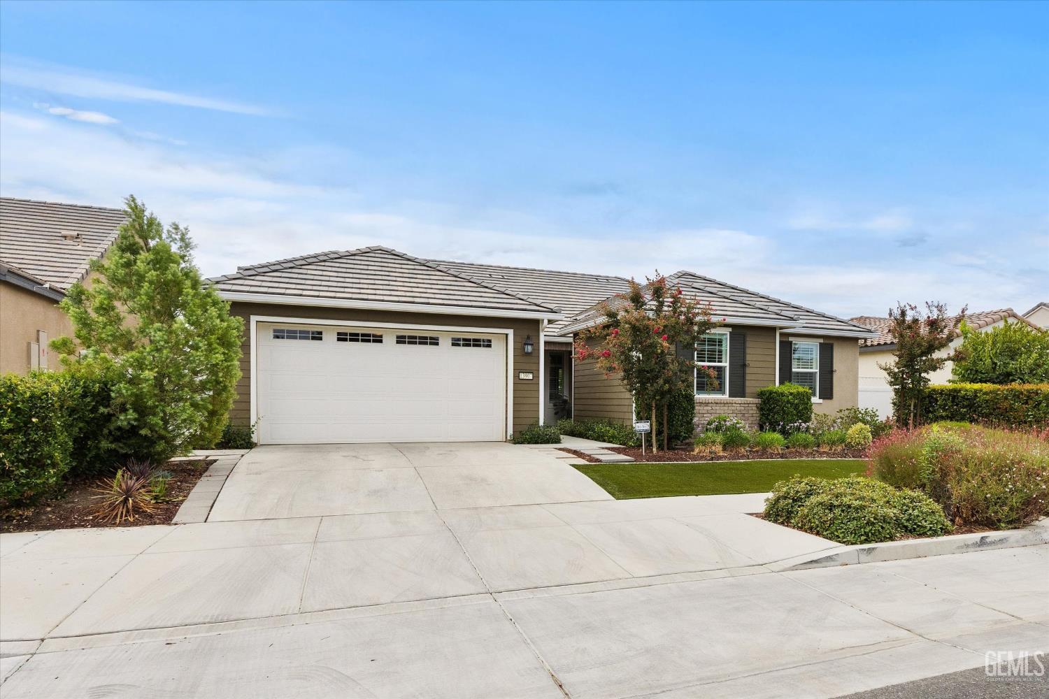 Single Family Residence in Bakersfield, photo 2 of 46