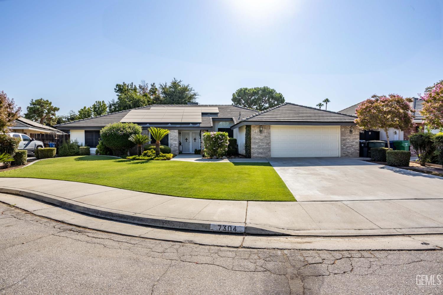 Single Family Residence in Bakersfield, photo 2 of 59