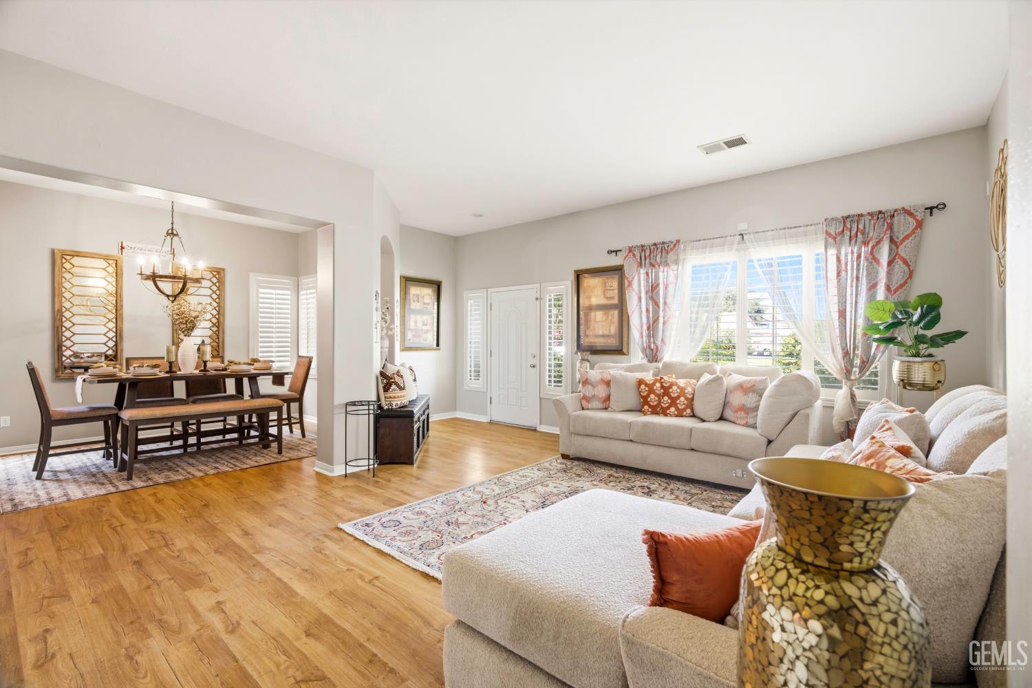 Single Family Residence in Bakersfield, photo 5 of 36