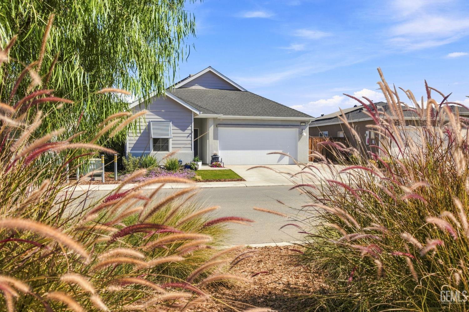 Single Family Residence in Shafter, photo 2 of 55