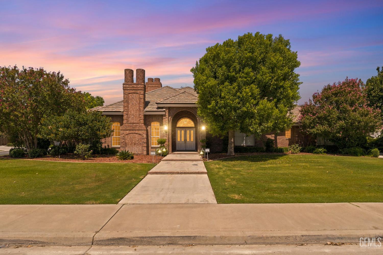 Single Family Residence in Bakersfield, photo 2 of 75