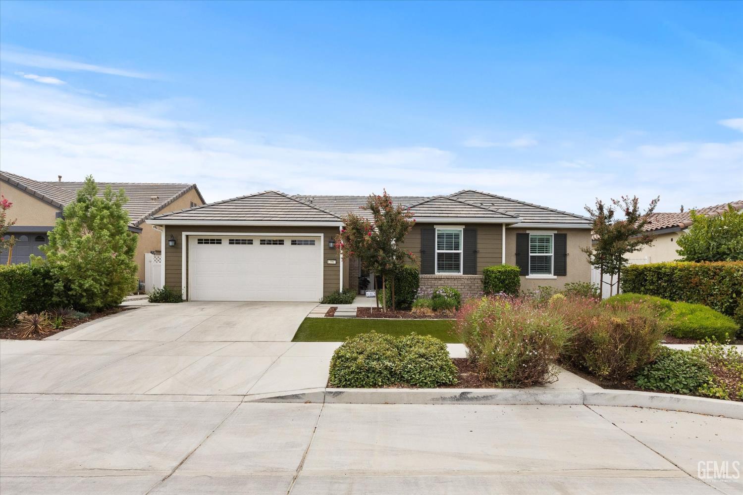Single Family Residence in Bakersfield, photo 3 of 46