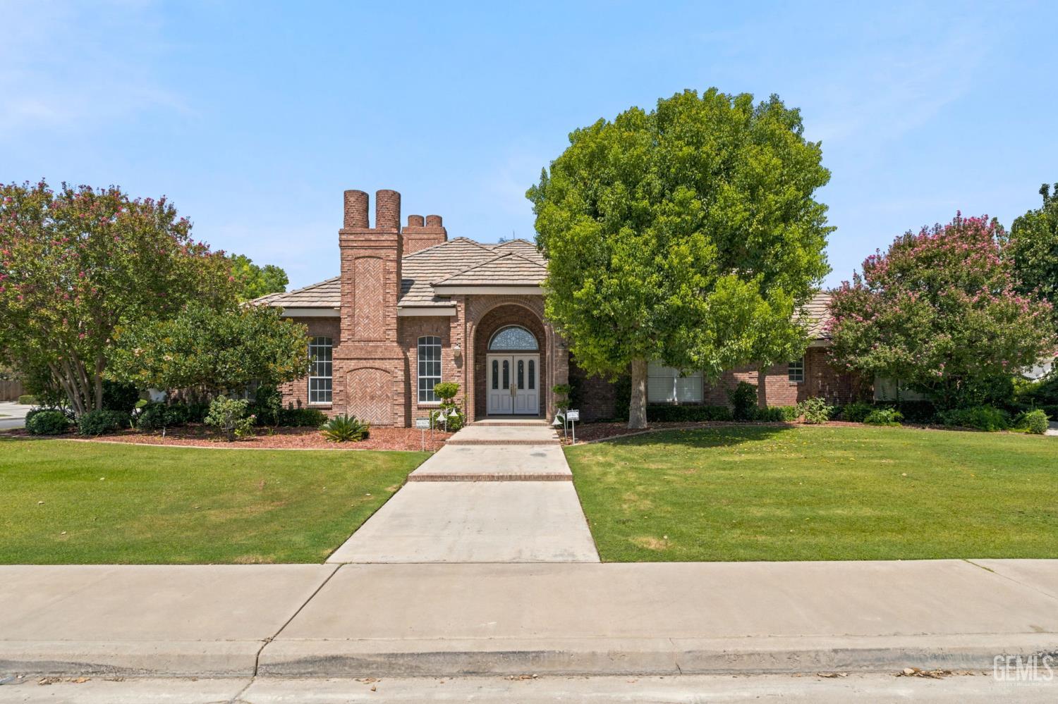 Single Family Residence in Bakersfield, photo 3 of 75