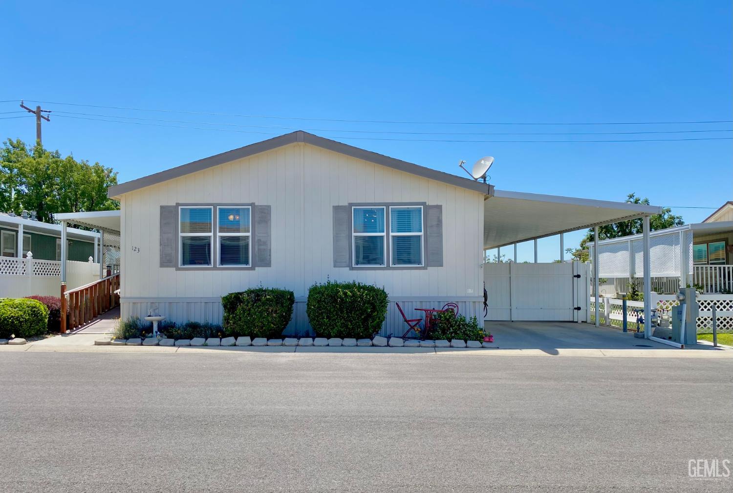 Manufactured Home in Tehachapi, photo 2 of 33