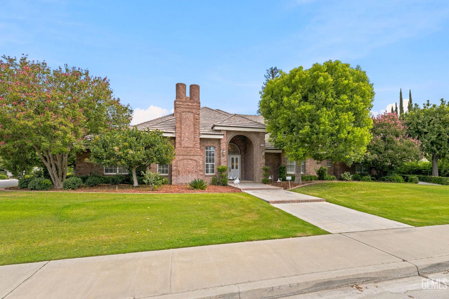 Single Family Residence in Bakersfield, photo 4 of 75