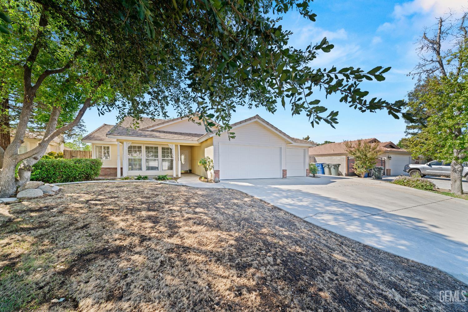 Single Family Residence in Bakersfield, photo 3 of 45