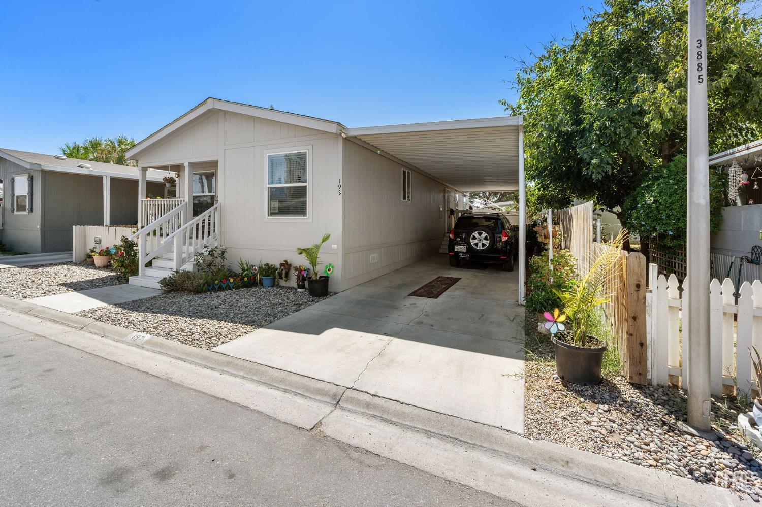 Manufactured Home in Bakersfield, photo 2 of 20