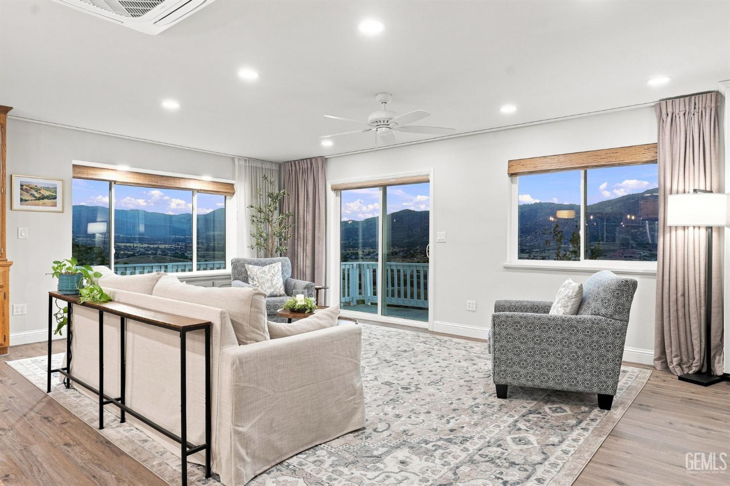 Single Family Residence in Tehachapi, photo 4 of 38