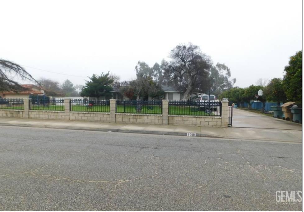Single Family Residence in Bakersfield