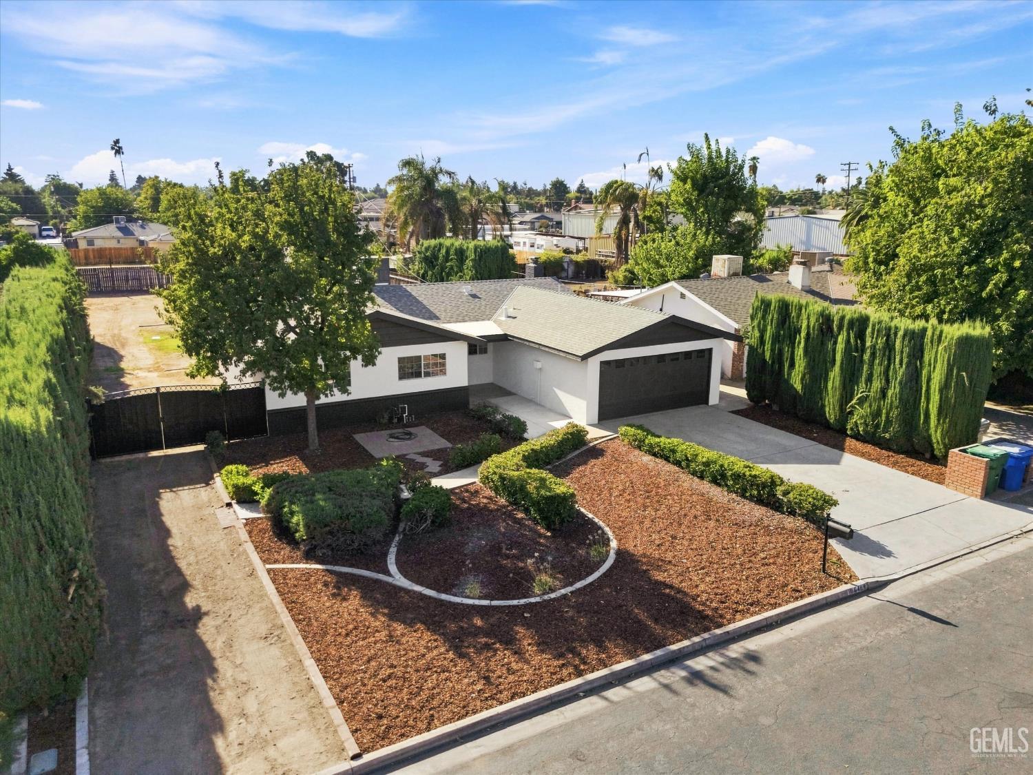 Single Family Residence in Bakersfield, photo 3 of 51