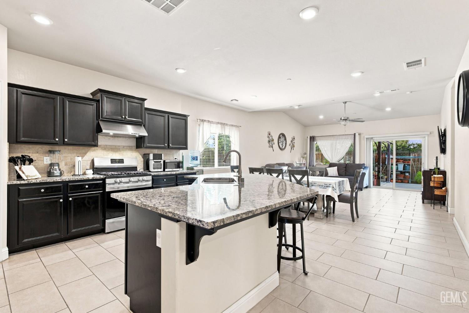 Single Family Residence in Shafter, photo 4 of 30