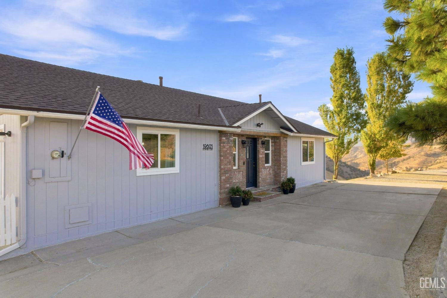 Single Family Residence in Tehachapi, photo 2 of 38